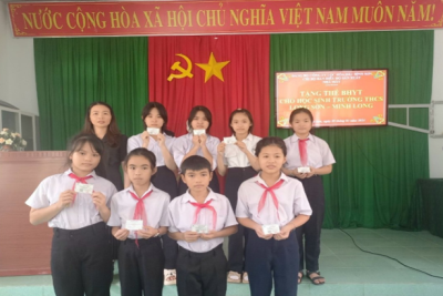 Chi Bộ ban điều độ sản xuất nhà máy Lọc hóa dầu Bình Sơn – Quảng Ngãi đã tặng thẻ bảo hiểm y tế cho học sinh của trường